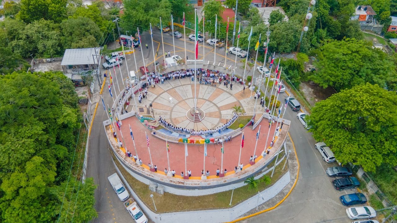 Poza Rica celebra Día de la Nación Pluricultural con banderas