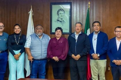 Perote entrega escrituras a siete templos para certeza jurídica