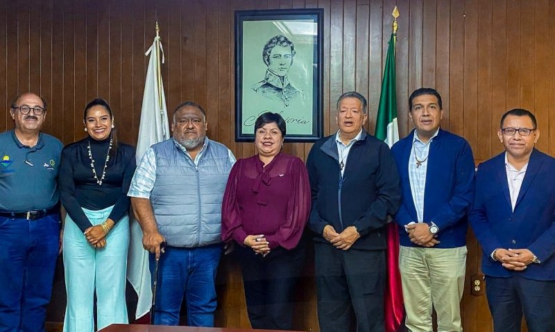 Perote entrega escrituras a siete templos para certeza jurídica