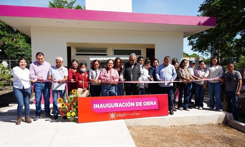 Alcaldesa de Xalapa inaugura módulo sanitario en primaria rural