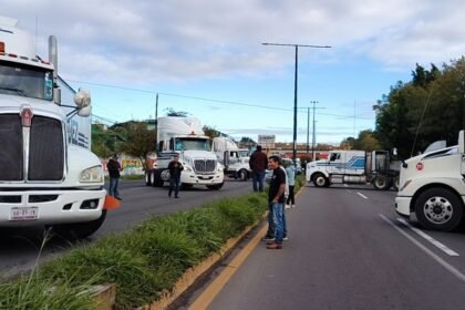 Bloqueo carretero en Xalapa cumple 24 horas y causa caos vial