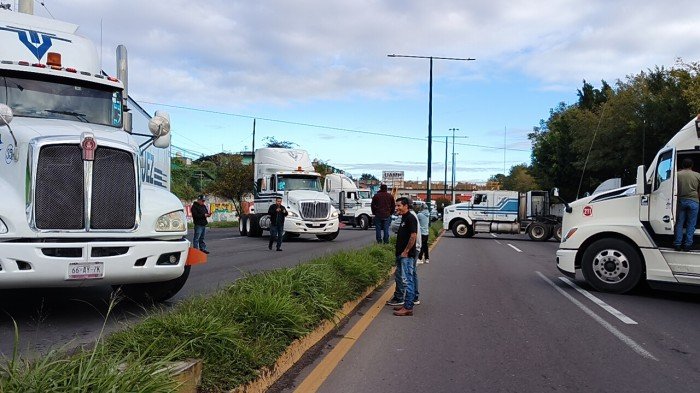 Bloqueo carretero en Xalapa cumple 24 horas y causa caos vial