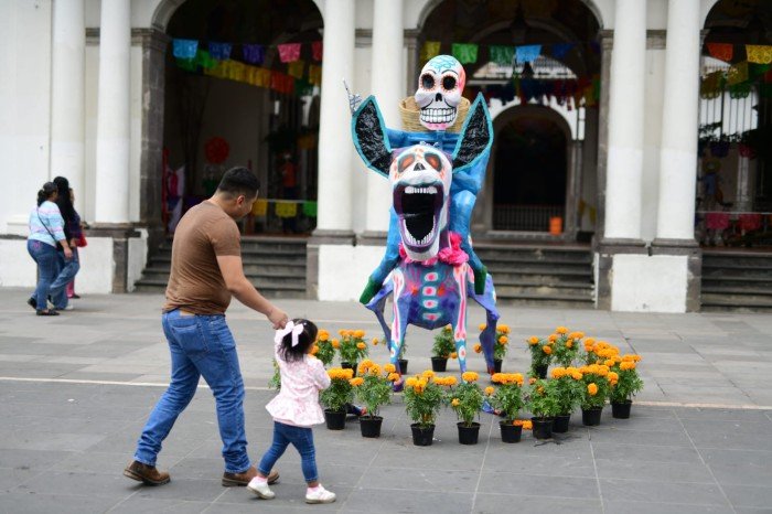 Coatepec celebra Día de Muertos con desfiles y actividades culturales